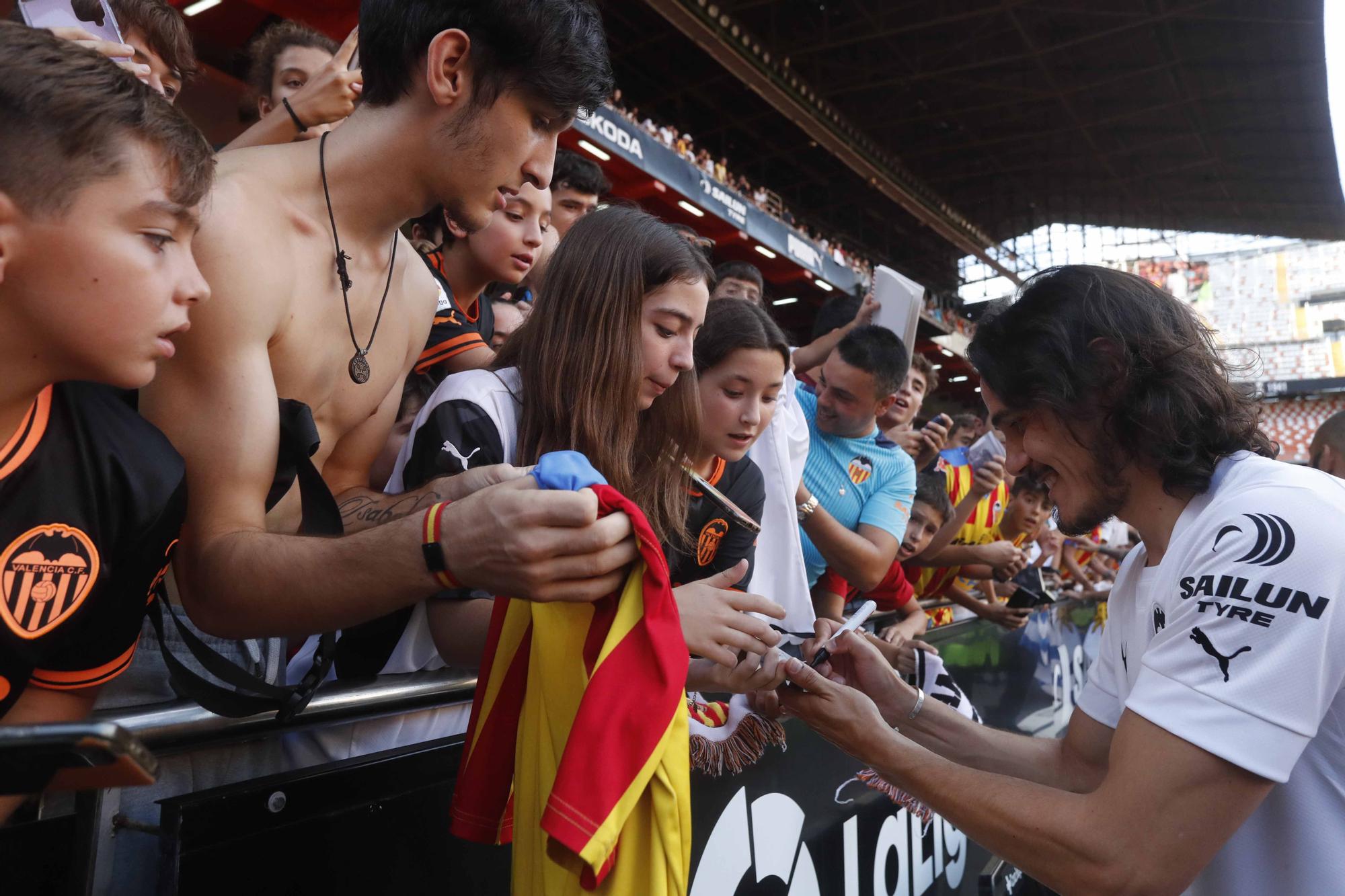 'Cavanimanía': Locura de la afición para dar la bienvenida a los fichajes del Valencia