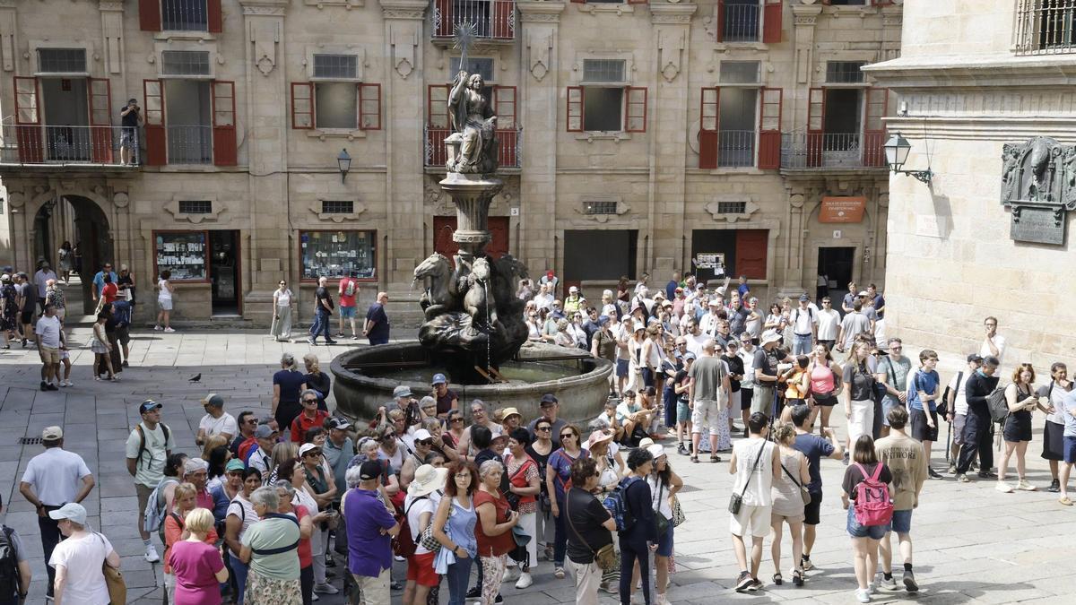 Imaxe da Praza das Praterías e as colas de acceso á Catedral durante a festividade de San Xoán