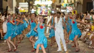 Santa Pola triunfa con un Desfile Multicolor que alcanza cifras récord en participación