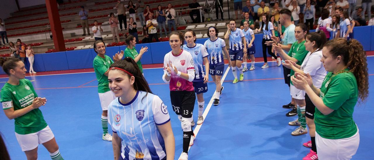 Jugadoras de La Cruz Villanovense, recibiendo el pasillo de honor por ganar la Copa de Extremadura.