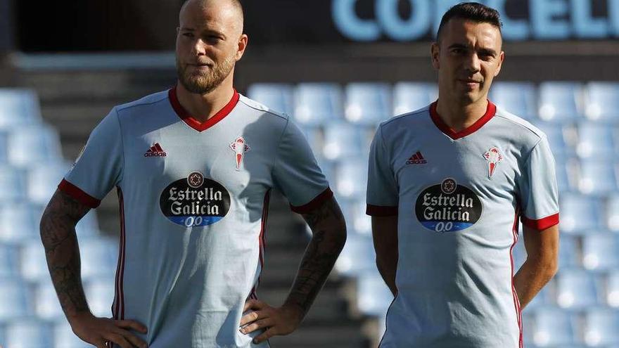 John Guidetti y Iago Aspas, durante la presentación oficial del Celta en el partido amistoso disputado contra elRoma en Balaídos. // R. Grobas