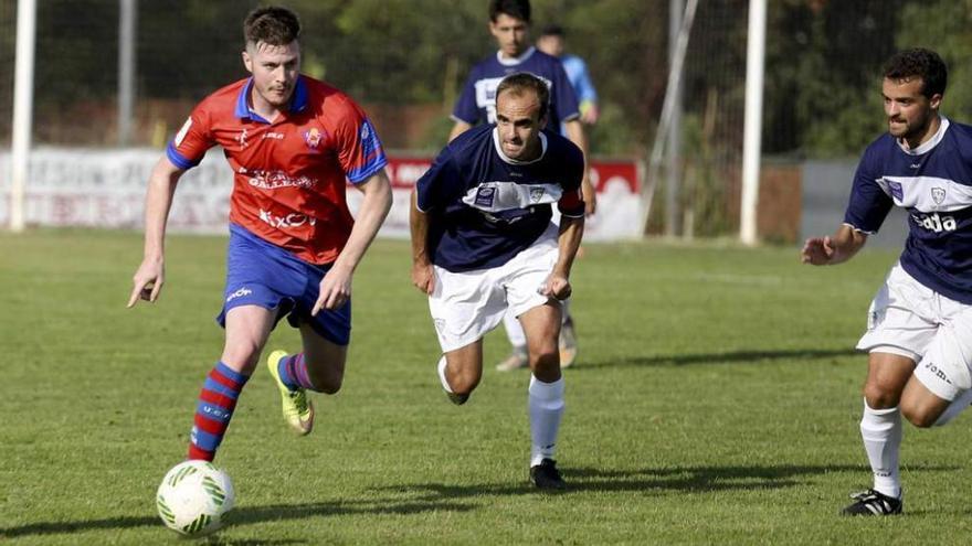 El cearista Hugo Álvarez trata de jugar el balón ante la presión de Guaya y Pozo.