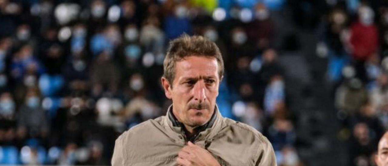 Luis Miguel Ramis, antes del inicio del partido de ayer en Ibiza.