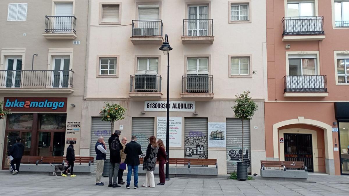 La reunión de la concejala de Urbanismo con Francisco Anaya tuvo lugar en Hoyo de Esparteros, frente al edificio objeto de la polémica.