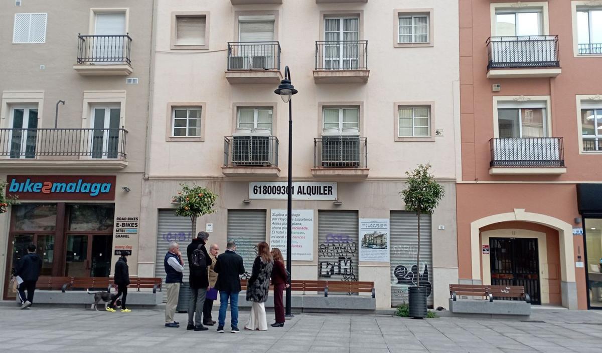 La reunión de la concejala de Urbanismo con Francisco Anaya tuvo lugar en Hoyo de Esparteros, frente al edificio objeto de la polémica. | A.V.