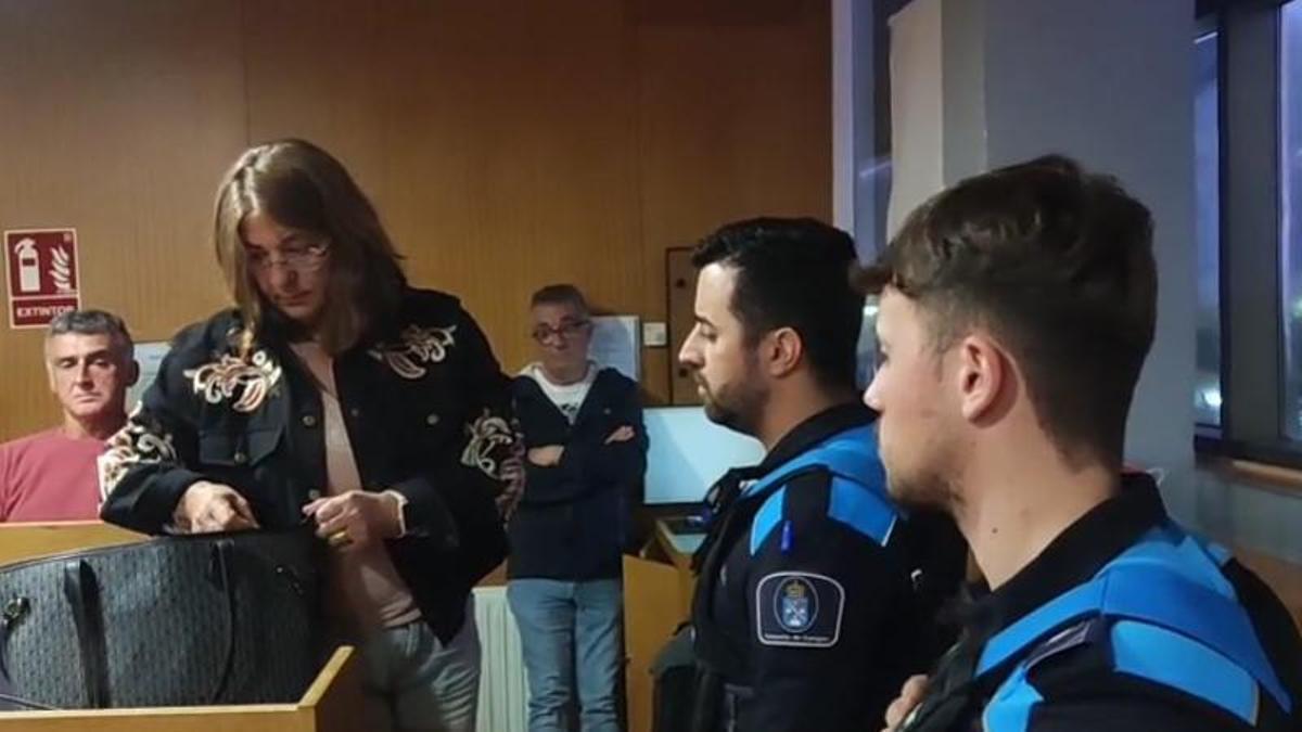 La Policía Local de Cangas interviene para expulsar a una concejala del PP del Pleno: «No me toque, por favor»