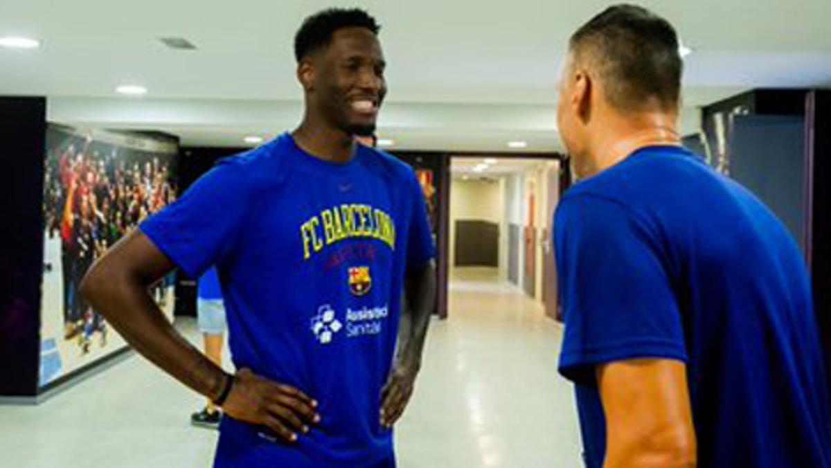 Hayes, con Jasikevicius a su llegada al Palau