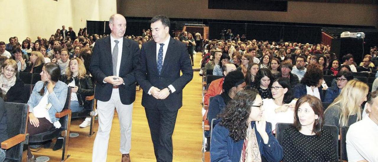 El conselleiro, con los auxiliares de conversación.