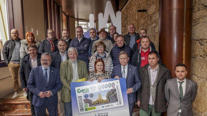 En primera fila, por la izquierda, García Quintana, Palacín, Cuervo y Canteli presentan el cupón de la ONCE junto a representantes de la hostelería de la ciudad.