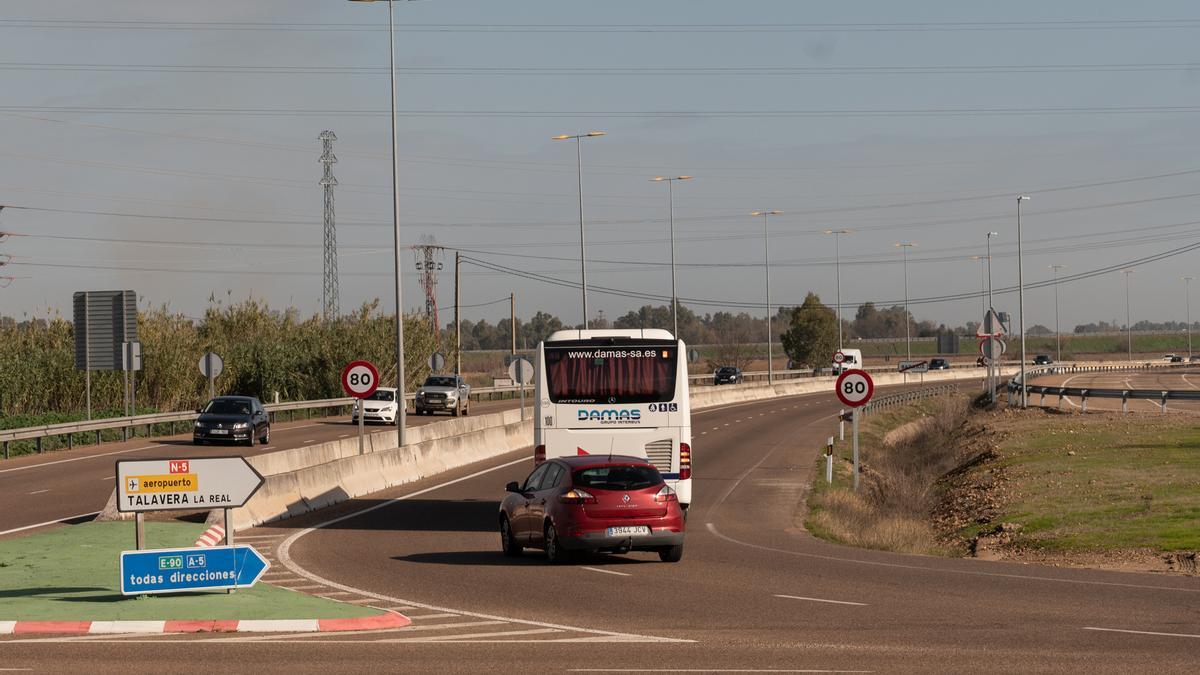 Tramo de la carretera BA-20 en el que se construirá el carril bici para conectar el barrio de Cerro Gordo con Badajoz.