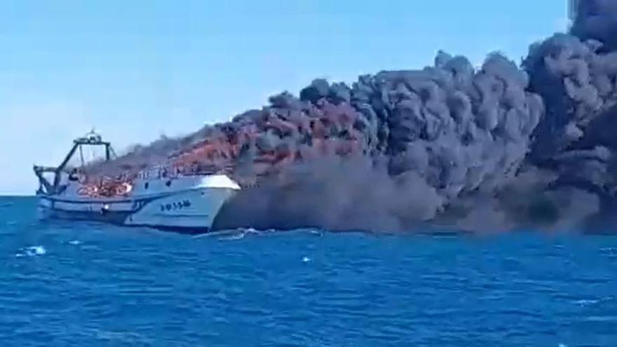 Vídeo: Incendio de un barco de pesca cerca del puerto de Castelló