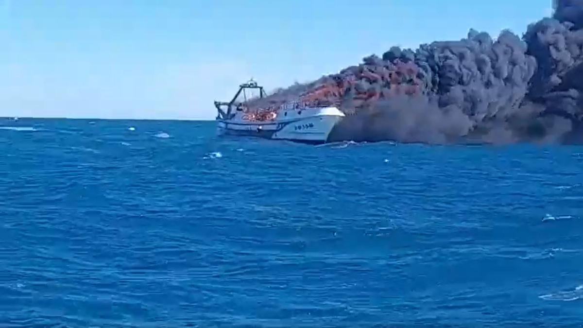 Vídeo: Incendio de un barco de pesca cerca del puerto de Castelló