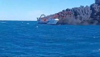 Vídeo: Espectacular incendio de un barco en Castellón con cinco tripulantes a bordo