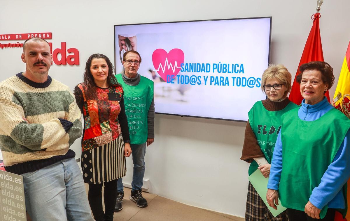 Los dos ediles con representantes de la Plataforma en Defensa de la Sanidad Pública en la rueda de prensa de este lunes