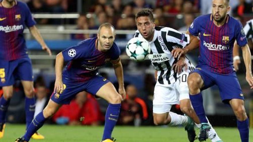 Amdrés Iniesta i Jordi Alba bloquegen Bentancur.