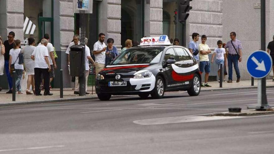 Un coche de autoescuela circula por Zamora.