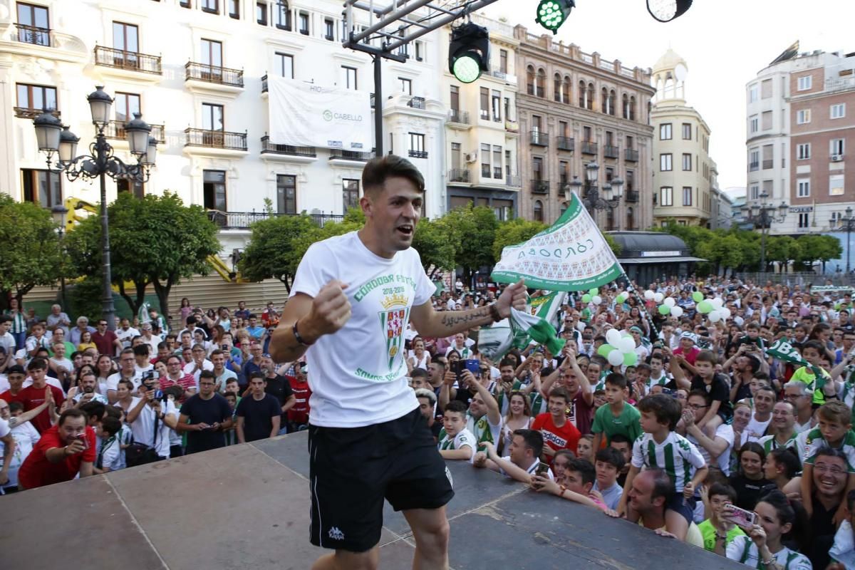 El Córdoba CF Futsal celebra el ascenso en Las Tendillas