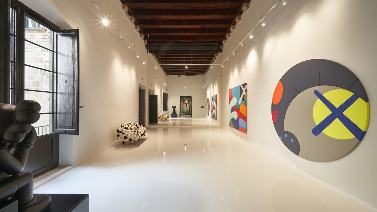 Sala del nuevo Moco Museum con obras de KAWS.
