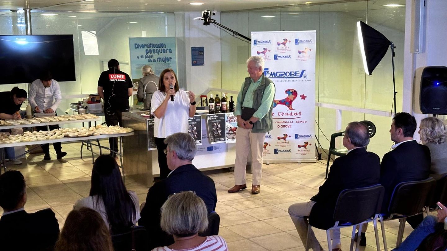 La jornada gastronómica La Cocina del Mar, que ofrece Emgrobes en la sala mirador de la lonja de contratación grovense.