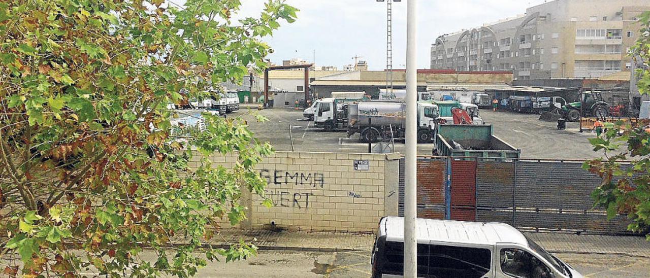 El taller y lavadero de camiones de la basura se sitúa sin licencia junto a una urbanización