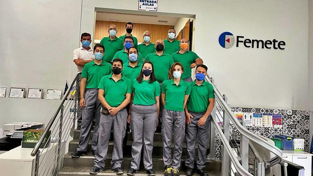 Grupo de personas que han encontrado empleo a través de la formación en Femete.