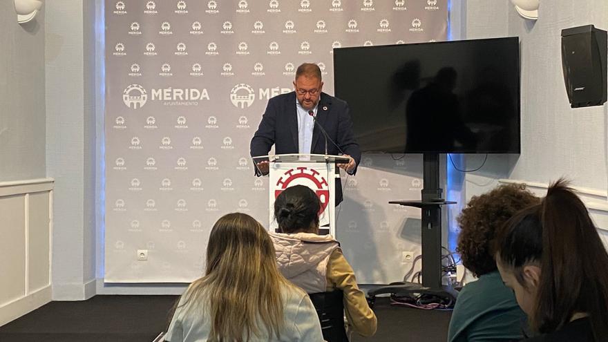 Osuna niega tratos de favor en el consistorio y la oposición critica el silencio de Vara