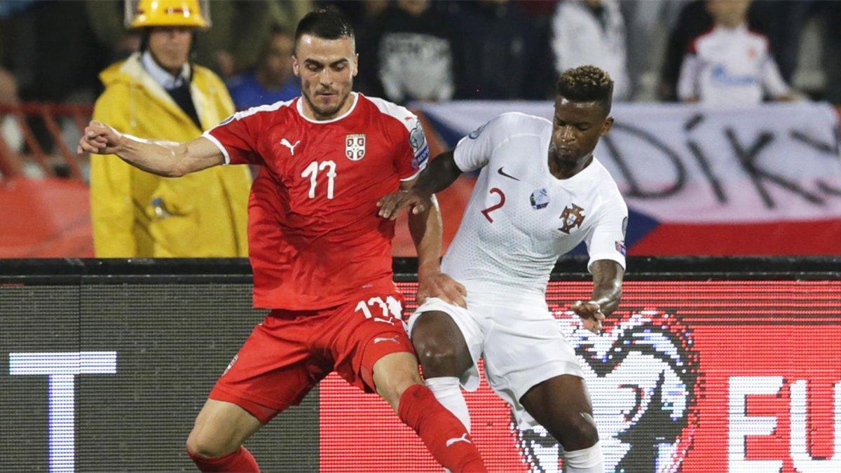 Nelson Semedo (derecha) junto a Filip Kostic en el Serbia-Portugal de la Euro 2020