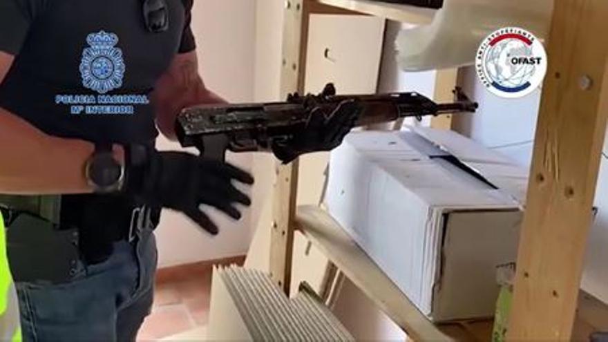 Una de las armas decomisadas por la operación policial.