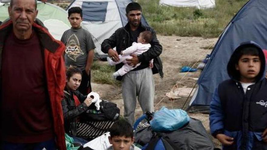 Los refugiados, esperando ayer por la mañana en Idomeni para ser llevados a otros campos.