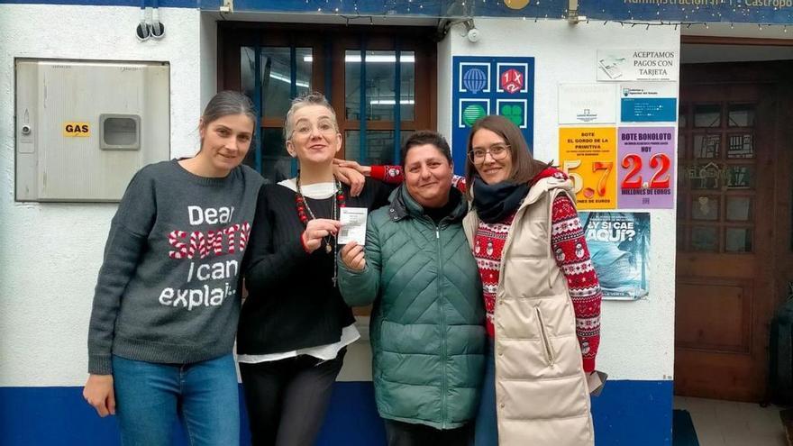 Viviana Oliveras, Antonia Valea, Ángeles García y Vanesa Suárez, en la Administración de Castropol. |  S. A. / A. M. S. / J. Q.