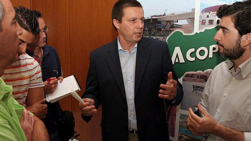 Propuestas. Ignacio Díaz, de Ceacop, conversa con la prensa antes de la asamblea.