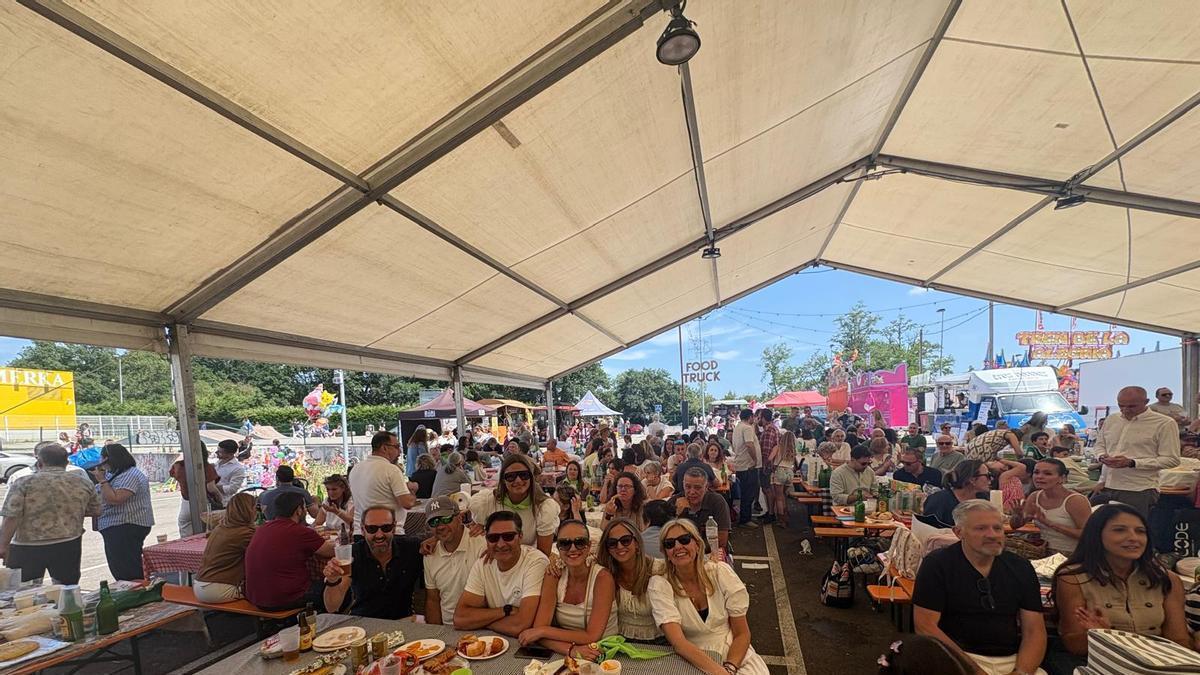 Un momento de la comida en la carpa