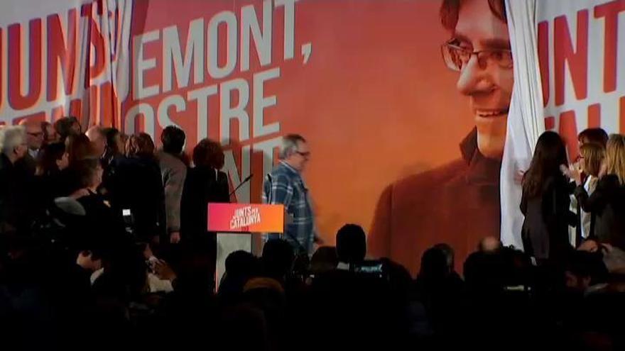 Puigdemont participa en el acto del PDeCAT desde una pantalla gigante