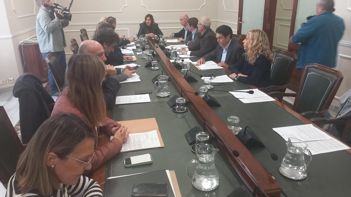Gil, en primer término, y Gosálbez, al fondo, se incorporaron a la Junta Local de Gobierno.