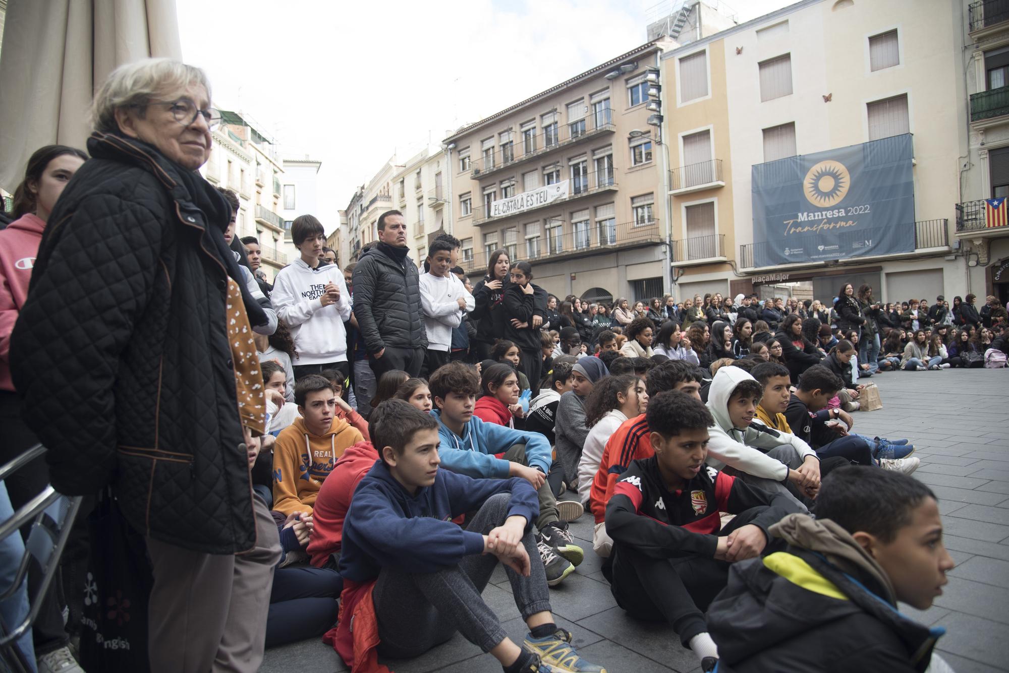 25-N: Mig miler d'estudiants condemnen la violència masclista a Manresa