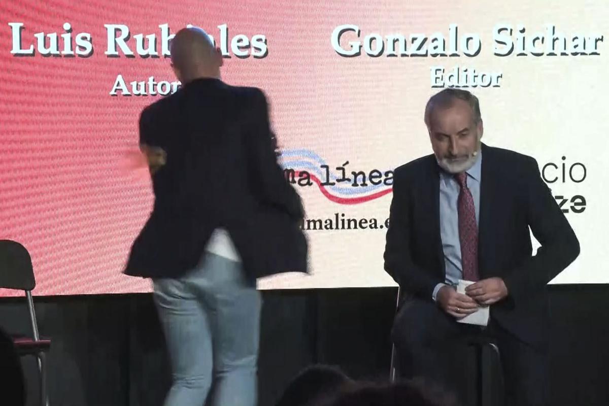 Captura de video del momento en el que Luis Rubiales, expresidente de la Real Federación Española de Fútbol, fue atacado por un hombre que le tiró huevos durante la presentación este jueves de su libro "Matar a Rubiales".