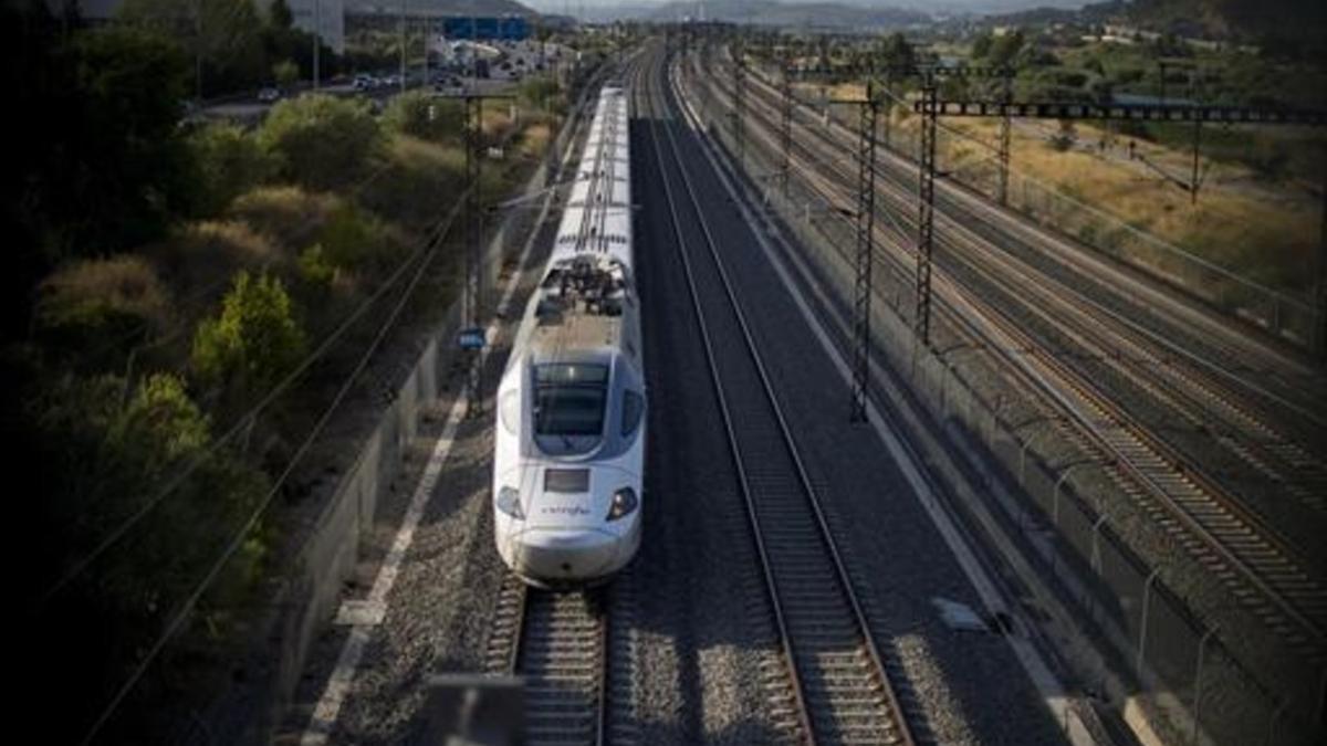 Un tren del AVE 8 Es uno de los ejemplos de inversión respaldada por los fondos de cohesión.