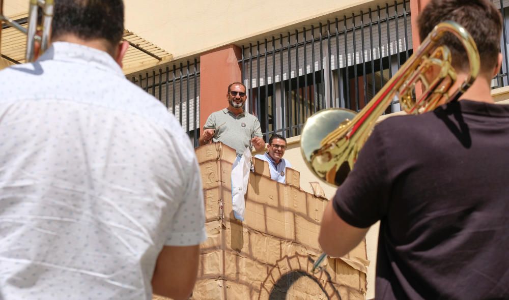 Los centros educativos de la ciudad acostumbran a dedicar la mañana del primer día de fiestas a recrear los actos más emblemáticos