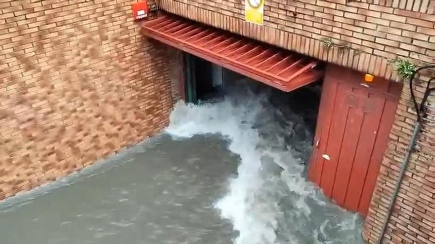 La tromba de agua caída en Oviedo provoca daños a 50 vehículos en un garaje de Fozaneldi: "Podría haber matado a alguien. En sólo diez minutos esto parecía una cascada"