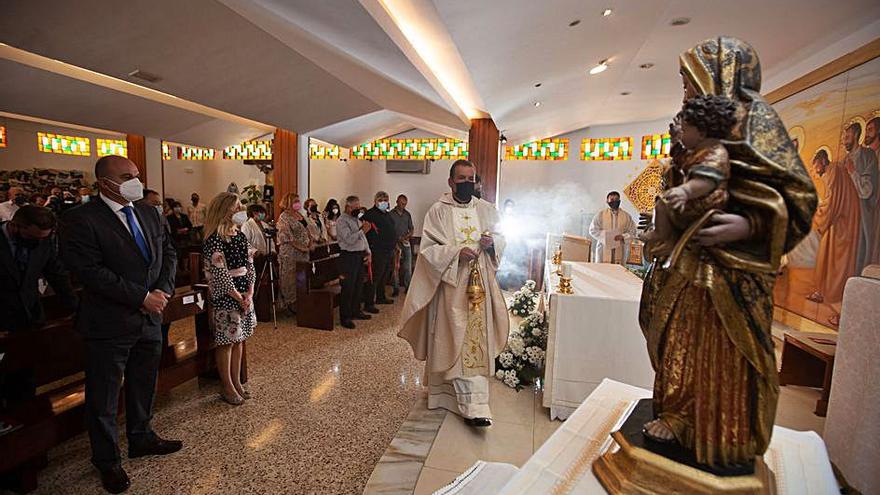 Celebración de la misa solemne en la iglesia del pueblo. 