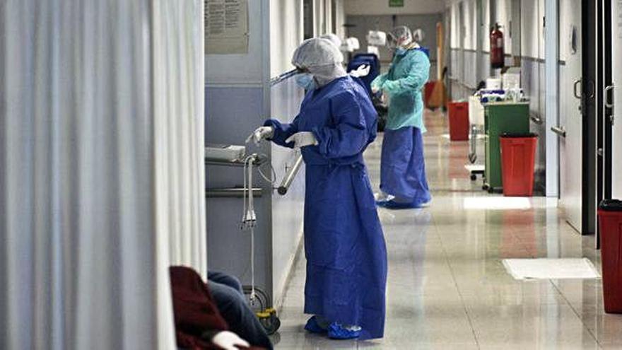 Profesionales de la sanidad equipados para protegerse del coronavirus en un hospital.