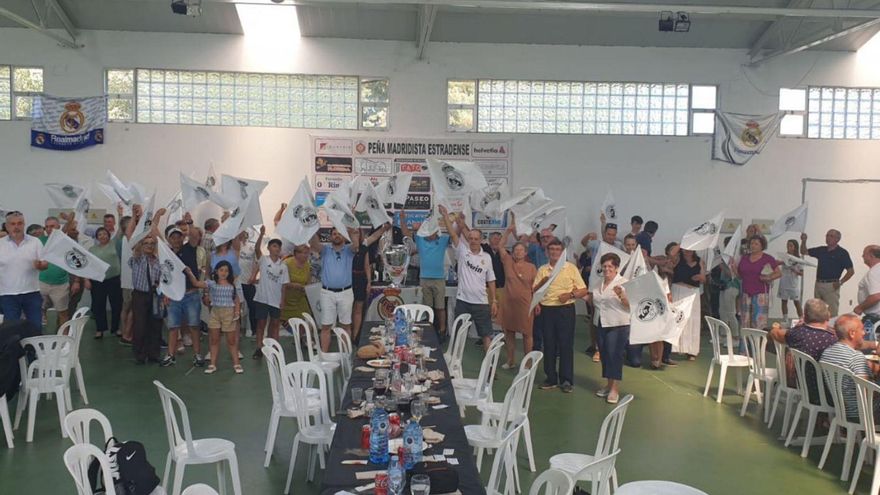 Los asistentes a la comida, posando con banderas del Real Madrid.