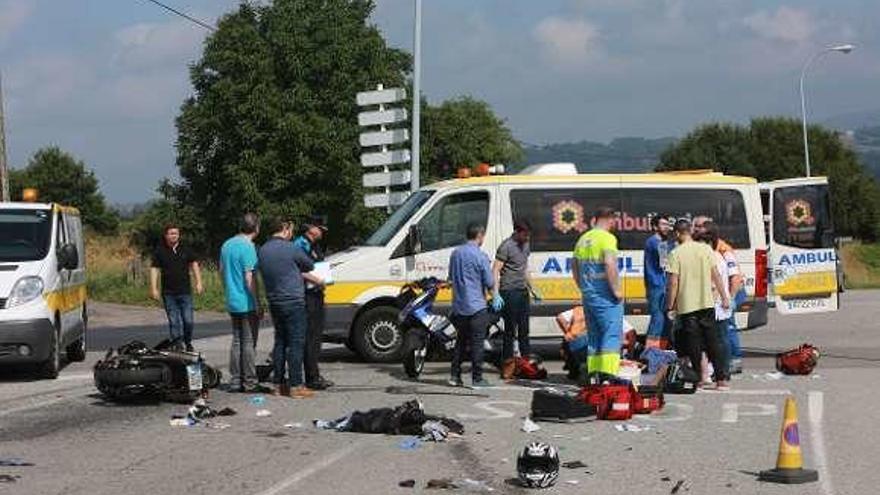 Lugar del accidente, con restos de la moto por el suelo. // Bernabé