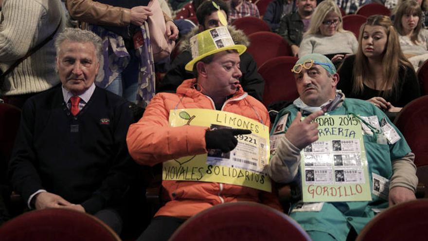 Ambiente en el Teatro Real para seguir el Sorteo de la Lotería de Navidad