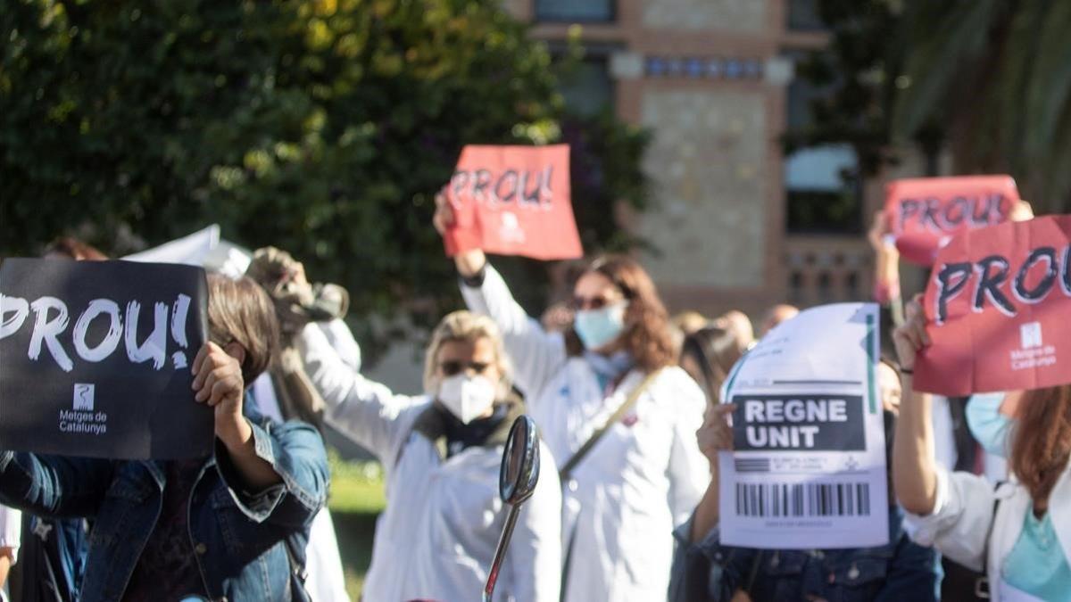 Protesta en Barcelona de decenas de médicos de la atención primaria pública el 14 de octubre del 2020, el segundo día de los cuatro de huelga programados