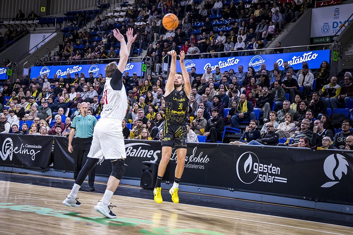 Giedraitis lanza un triple en el partido ante el Nymburk.