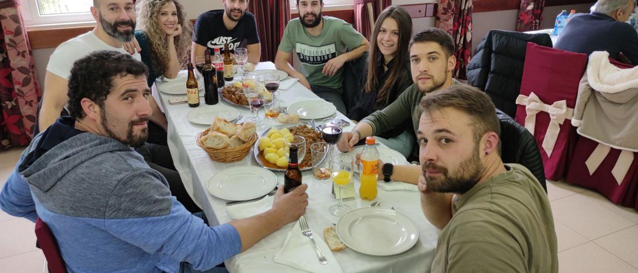 Un grupo de comensales en el restaurante París.