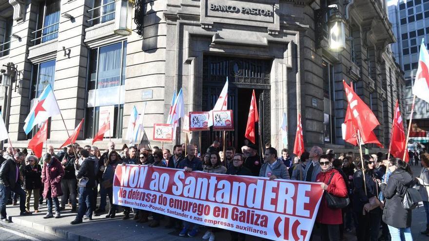 Manifestación de trabajadores ante el Banco Pastor en A Coruña.