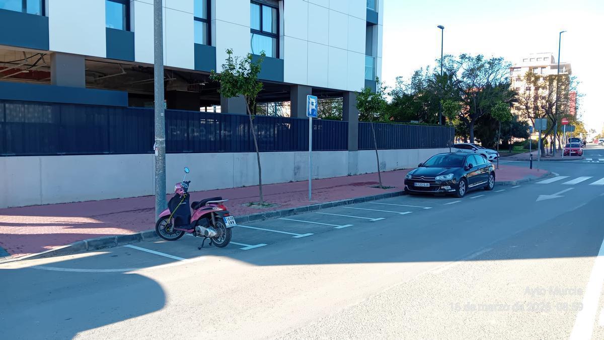 Nueva zona de aparcamiento frente al garaje de la Academia de Infantería.