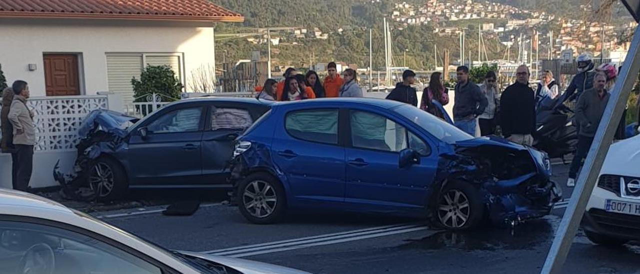 Estado de los vehículos en la PO-551 tras el choque.  // S.A.